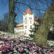 Das Auricher Schloss im englischen Tudorstil des Historismus. Weisser Anstrich. Turm im Südflügel.