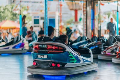 Zwei Personen sitzen in einem Autoscooter