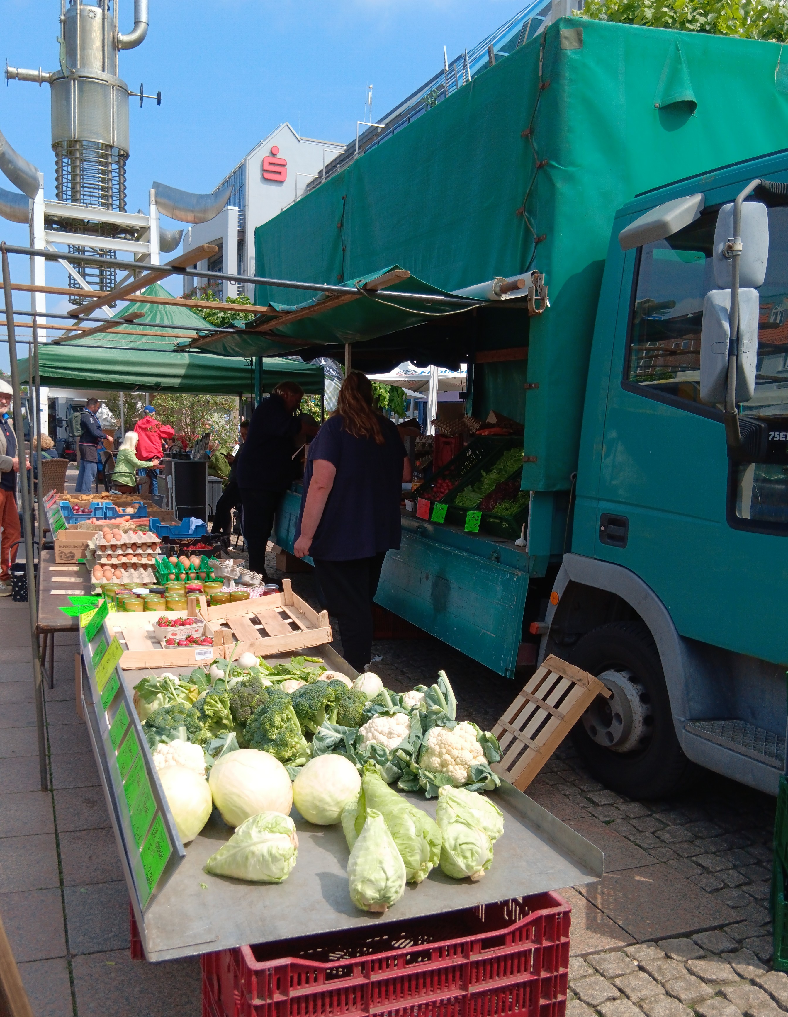 Verkaufsstand mit Kartoffeln und Gemüse