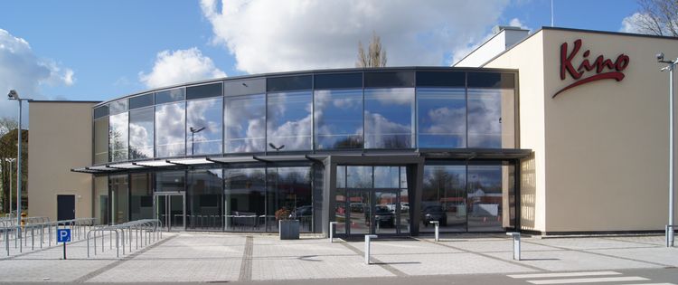 Kino mit großer Glasfront 