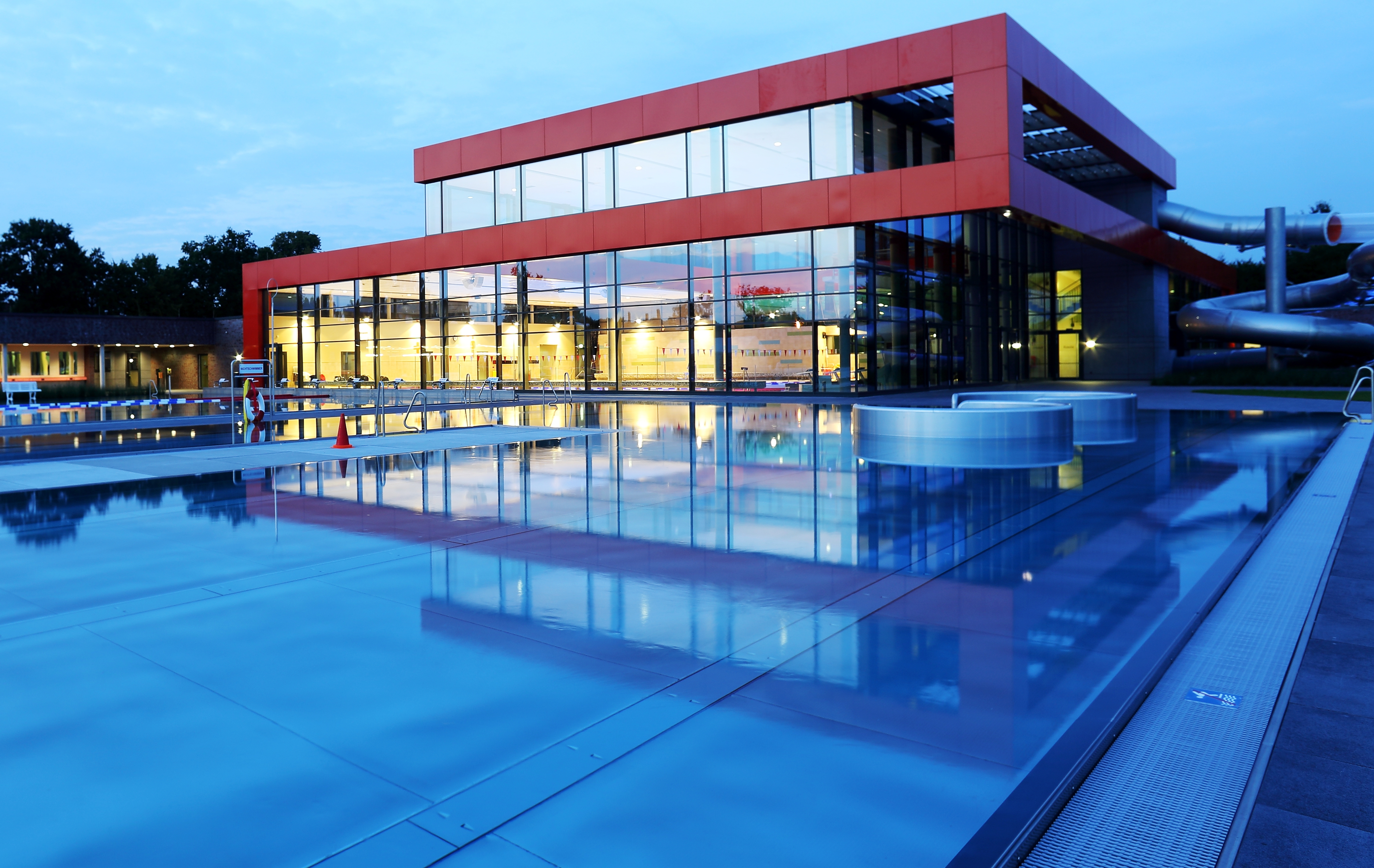 Im Vordergrund das Freibad, im Hintergrund die Schwimmhalle