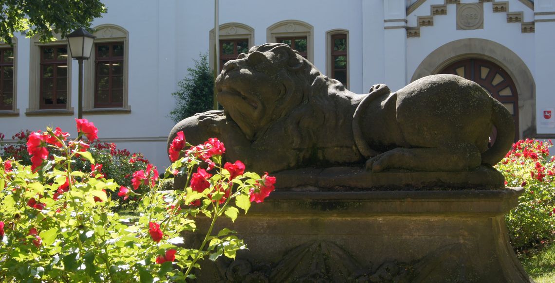 Schlosslöwe mit Blumen 