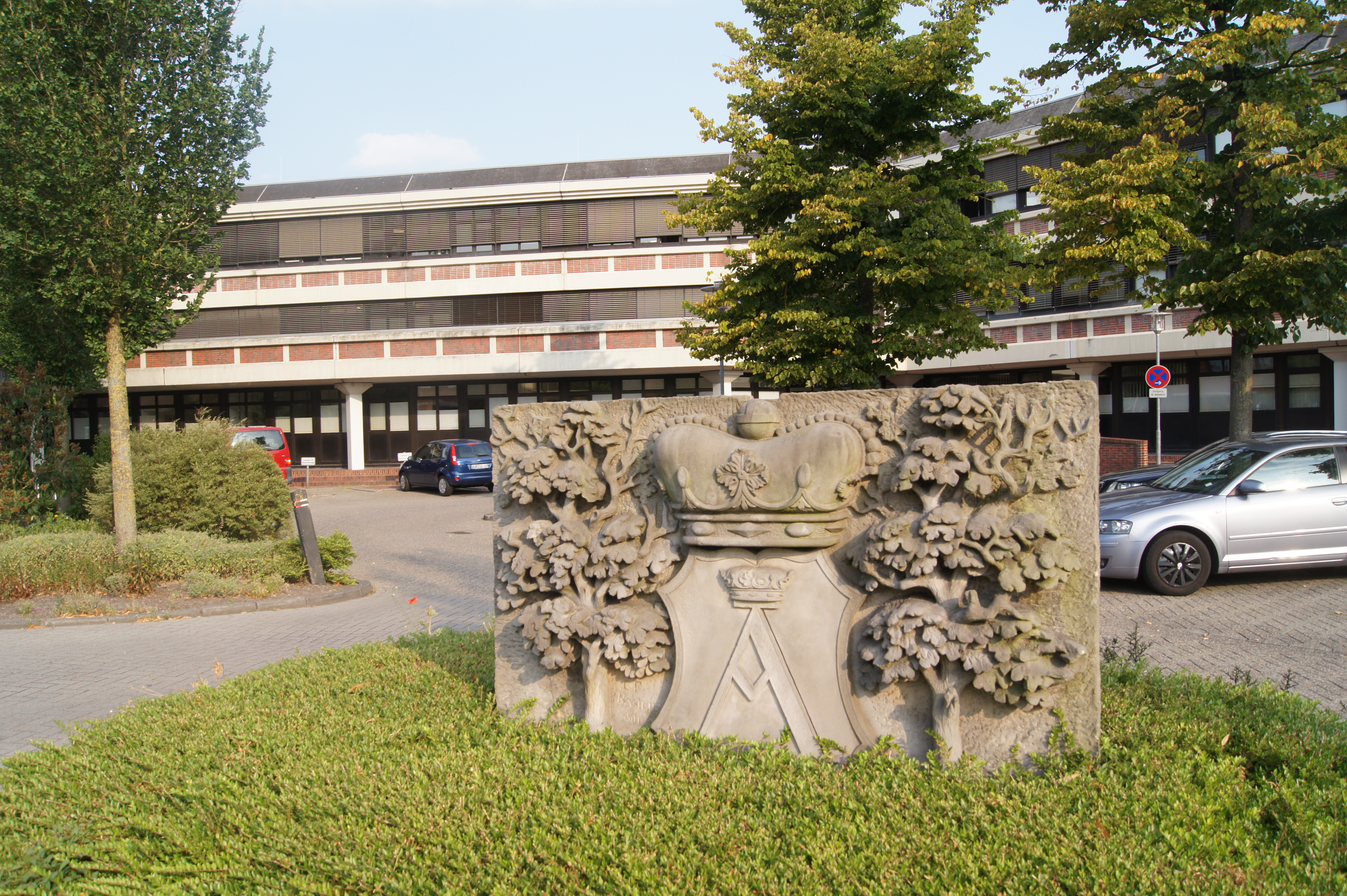 Wappen der Stadt Aurich vor dem Rathaus