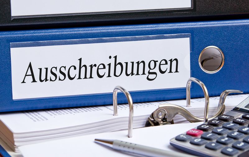 Ordner mit Aufschrift "Ausschreibungen"