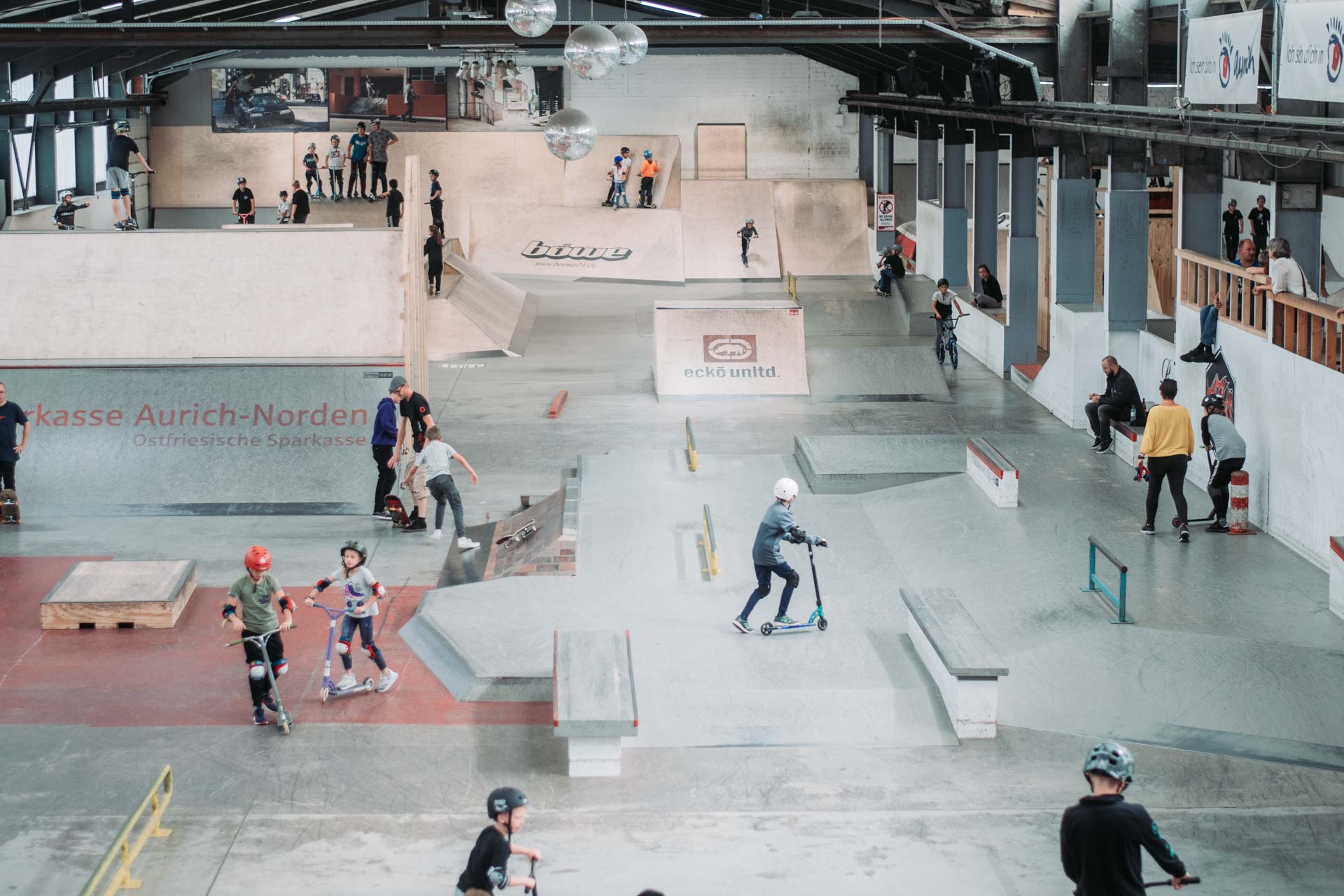 Skatehalle von oben mit vielen Skatern