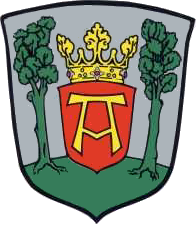 Auricher Stadtwappen. In silber und auf grünem Boden zeigt das Wappen der Stadt zwischen zwei grünen Bäumen einen gekrönten roten Schild. Darin ein goldenes gotisches großes A. Die Farben der Stadt sind rot-gold. 